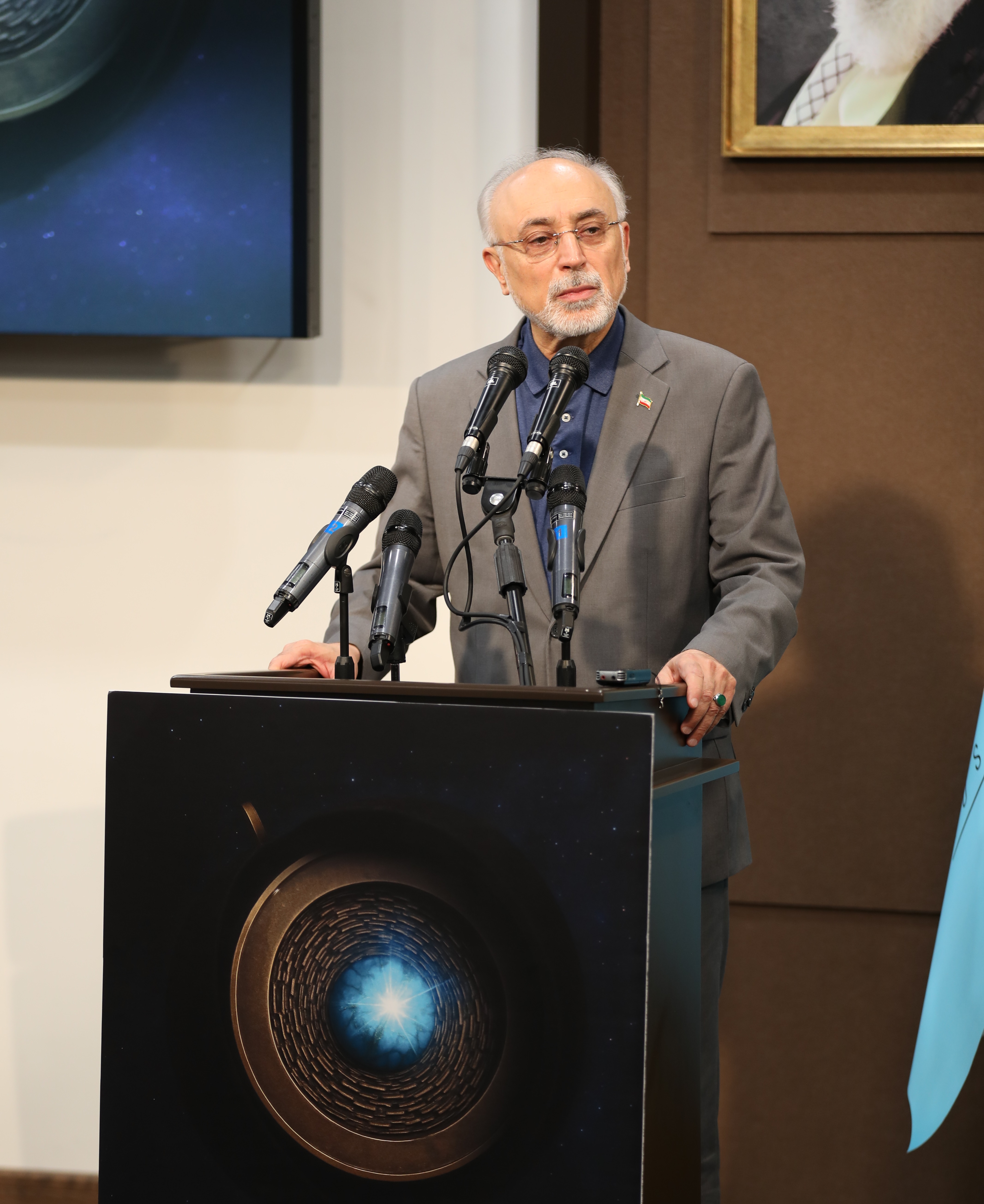 اعطای نشان دانشمند جوان با پشتوانه وقف دو برگزیده جایزه مصطفی (ص)